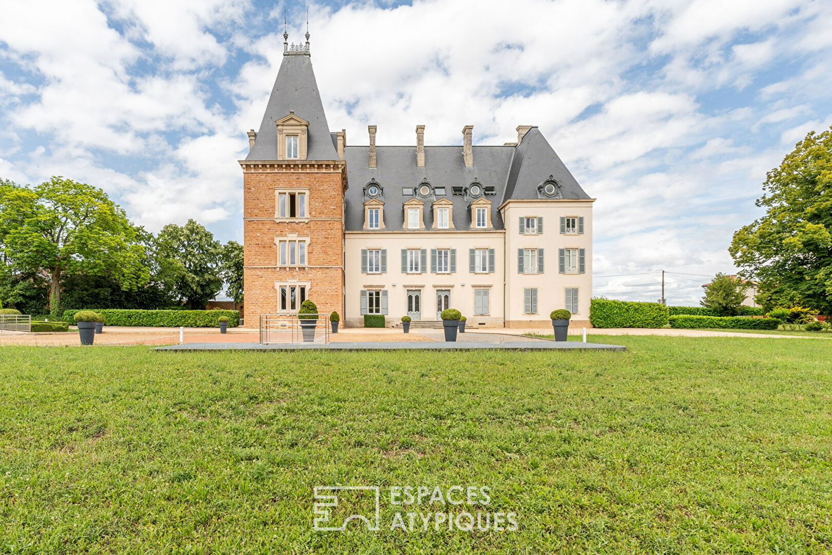 Prestigious apartment with open view in a Beaujolais castle