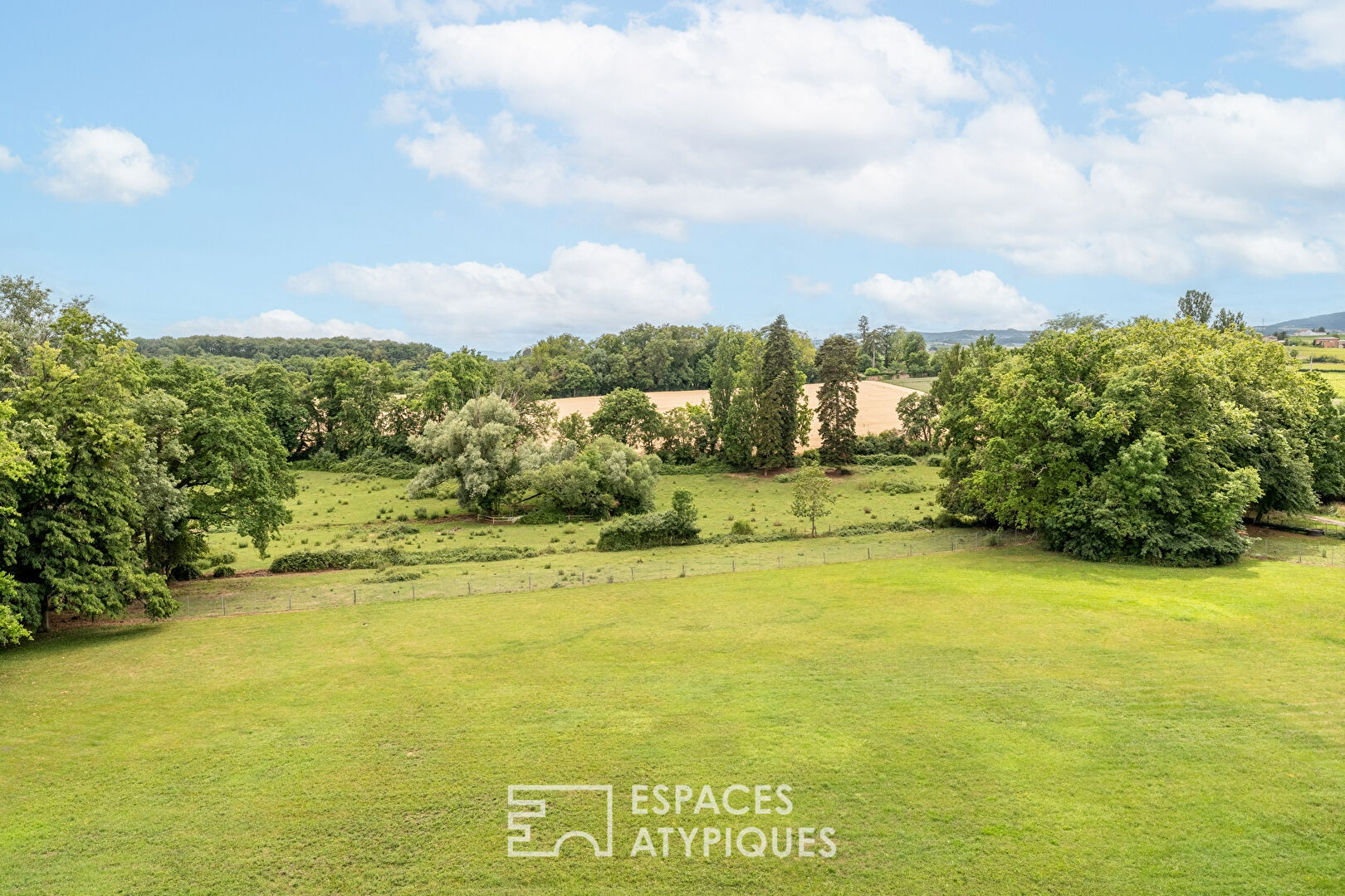 Prestigious apartment with open view in a Beaujolais castle