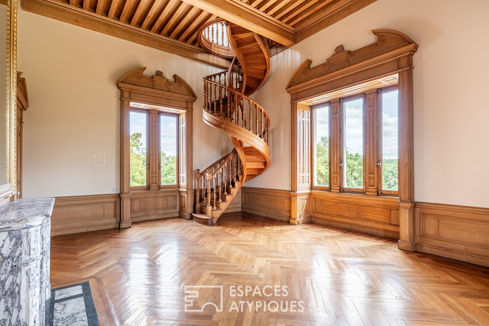 Prestigious apartment with open view in a Beaujolais castle