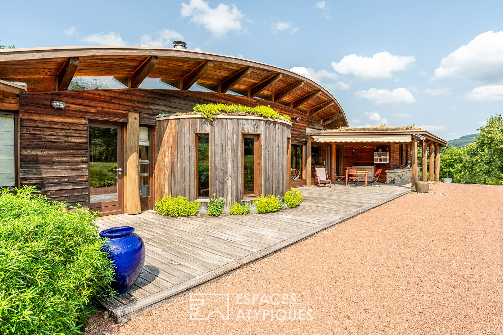 Maison d’architecte éco-responsable de plain pied dans son écrin de verdure avec terrains constructibles