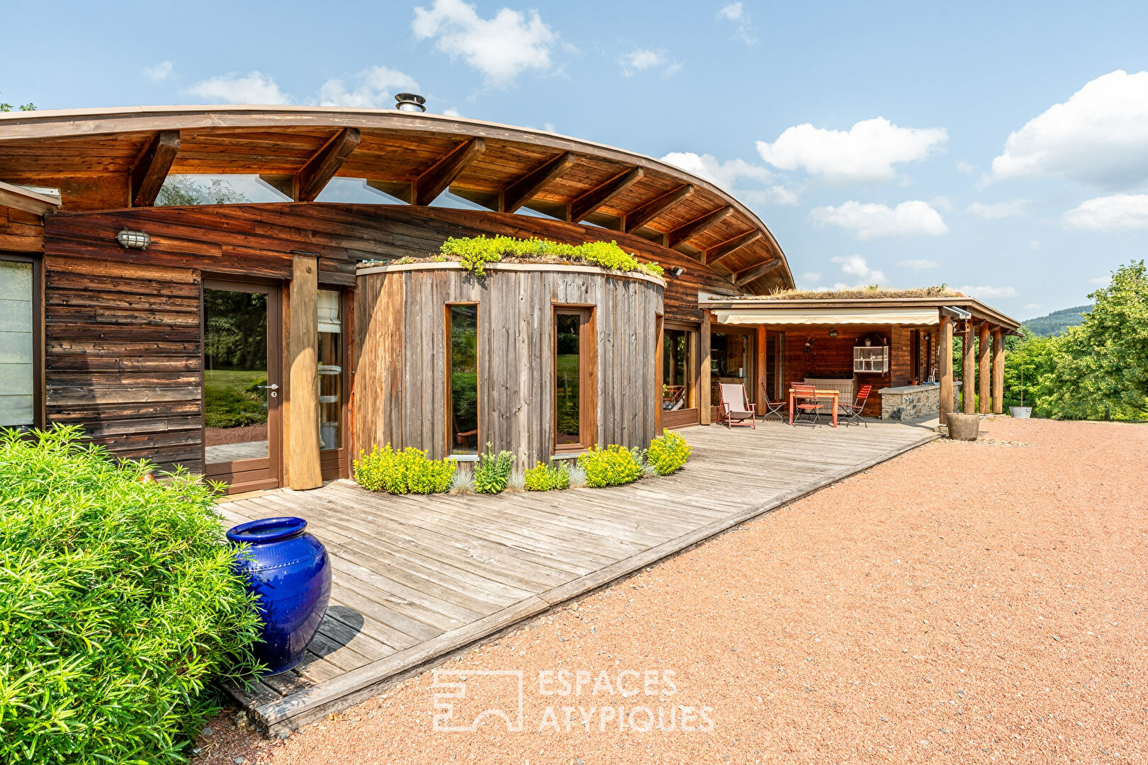 Eco-responsible architect’s house on one level in its green setting