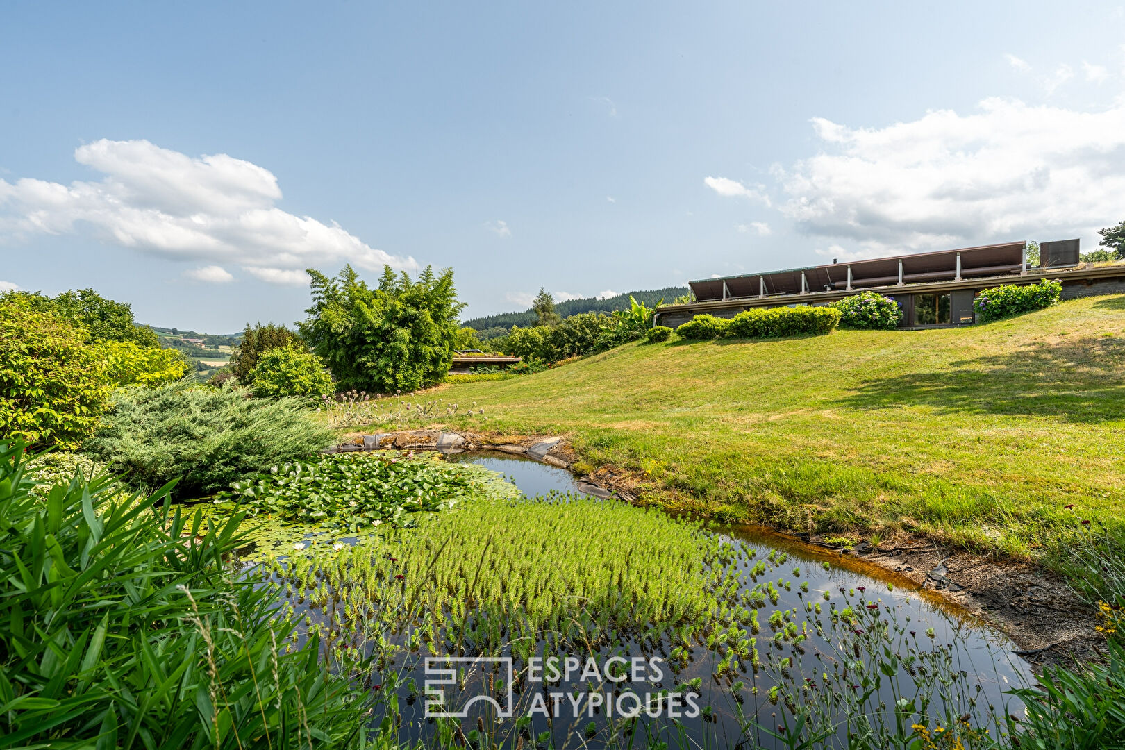 Eco-responsible architect’s house on one level in its green setting