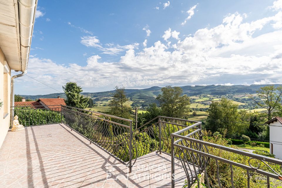 Maison avec vue imprenable sur les collines du Beaujolais vert