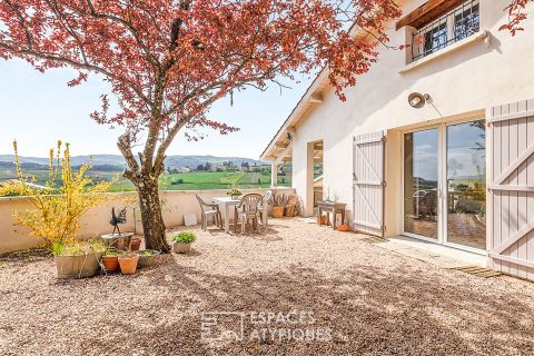 House with panoramic view and swimming pool on the heights of Cogny