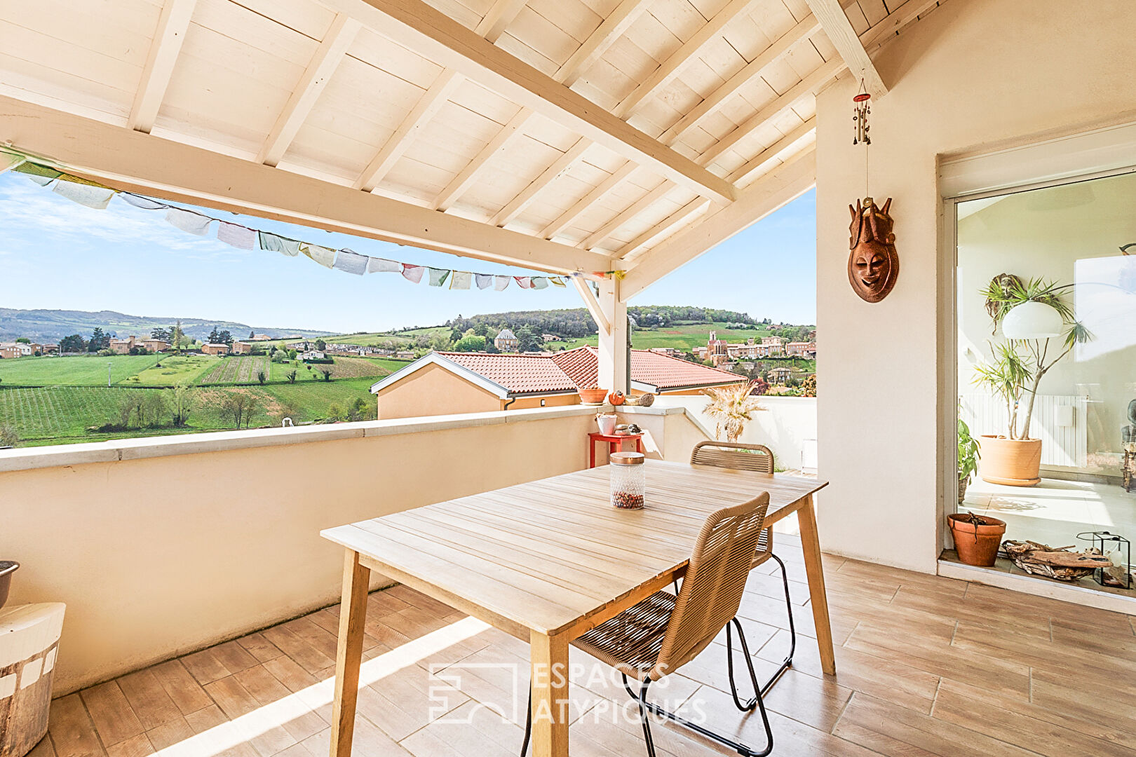 House with panoramic view and swimming pool on the heights of Cogny