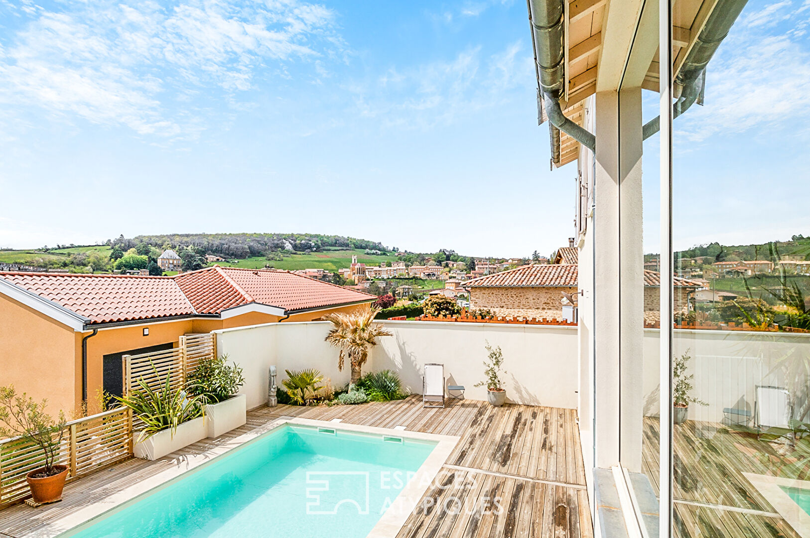 House with panoramic view and swimming pool on the heights of Cogny