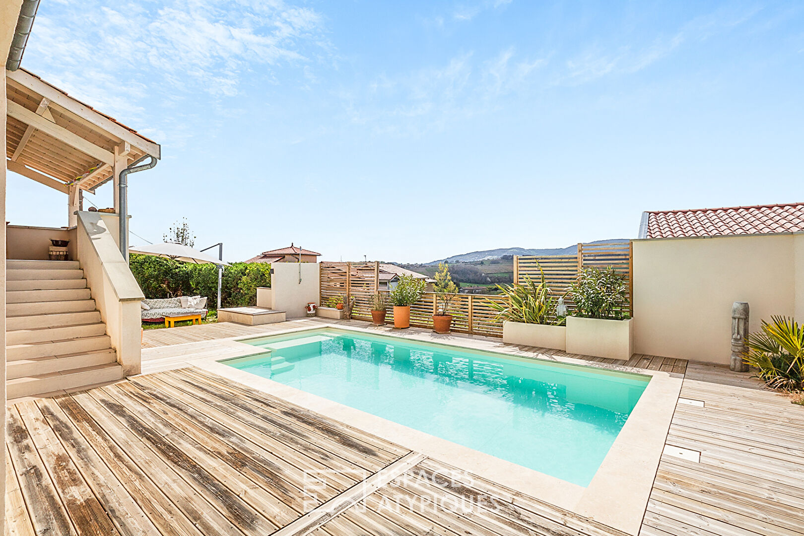 House with panoramic view and swimming pool on the heights of Cogny