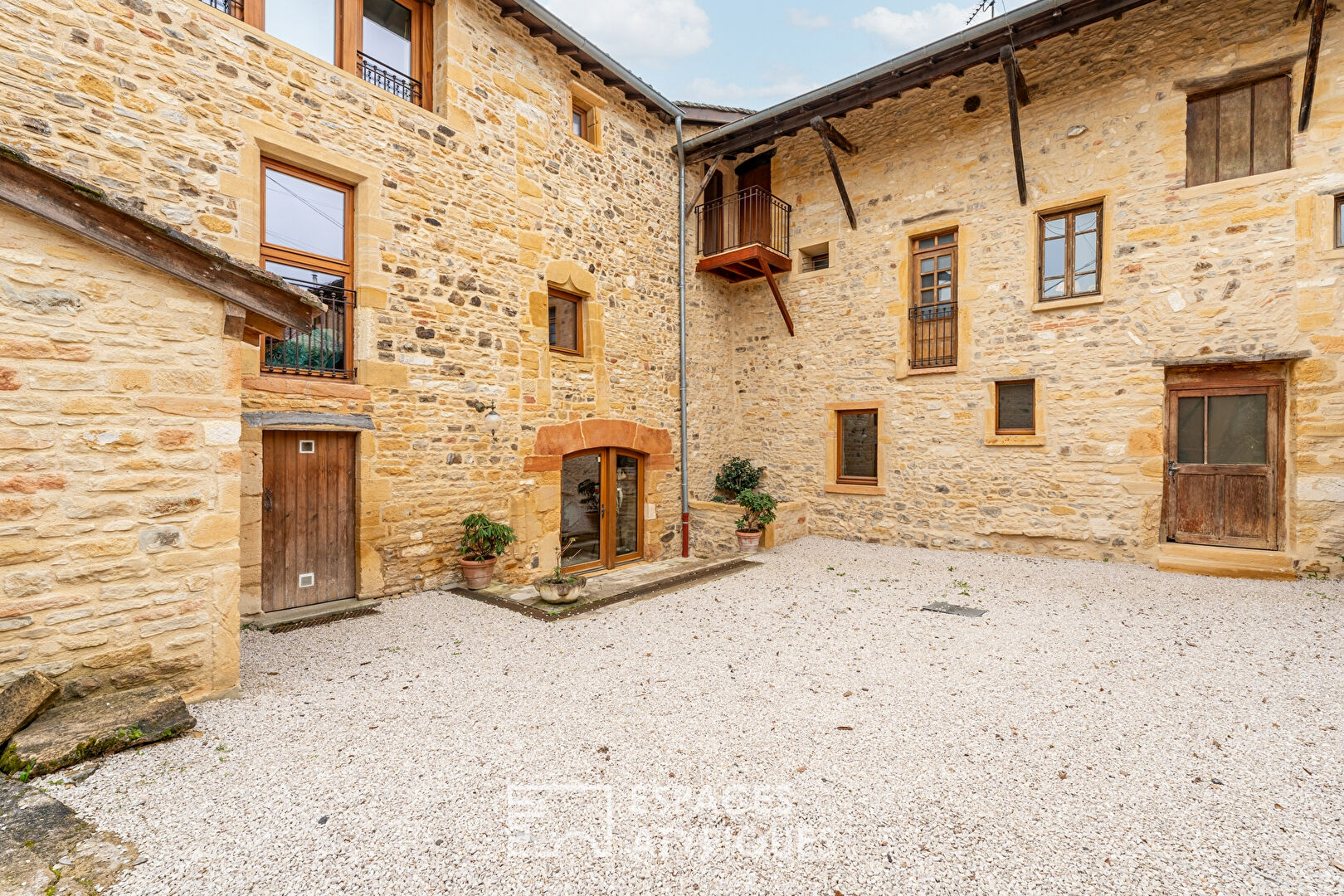 Exceptional Property combining Charm and History in the heart of the Pierres Dorées