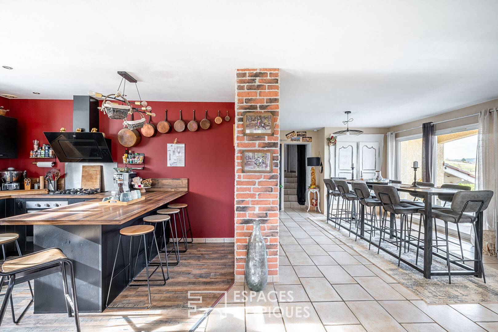 House with breathtaking views of the heights of a medieval town in Beaujolais