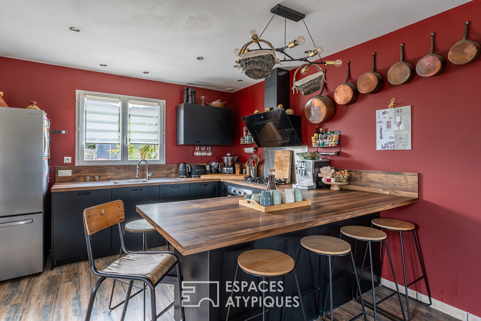 House with breathtaking views of the heights of a medieval town in Beaujolais