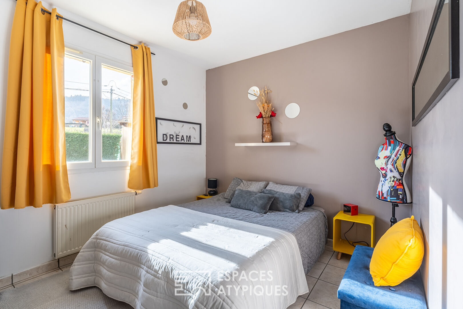 House with breathtaking views of the heights of a medieval town in Beaujolais