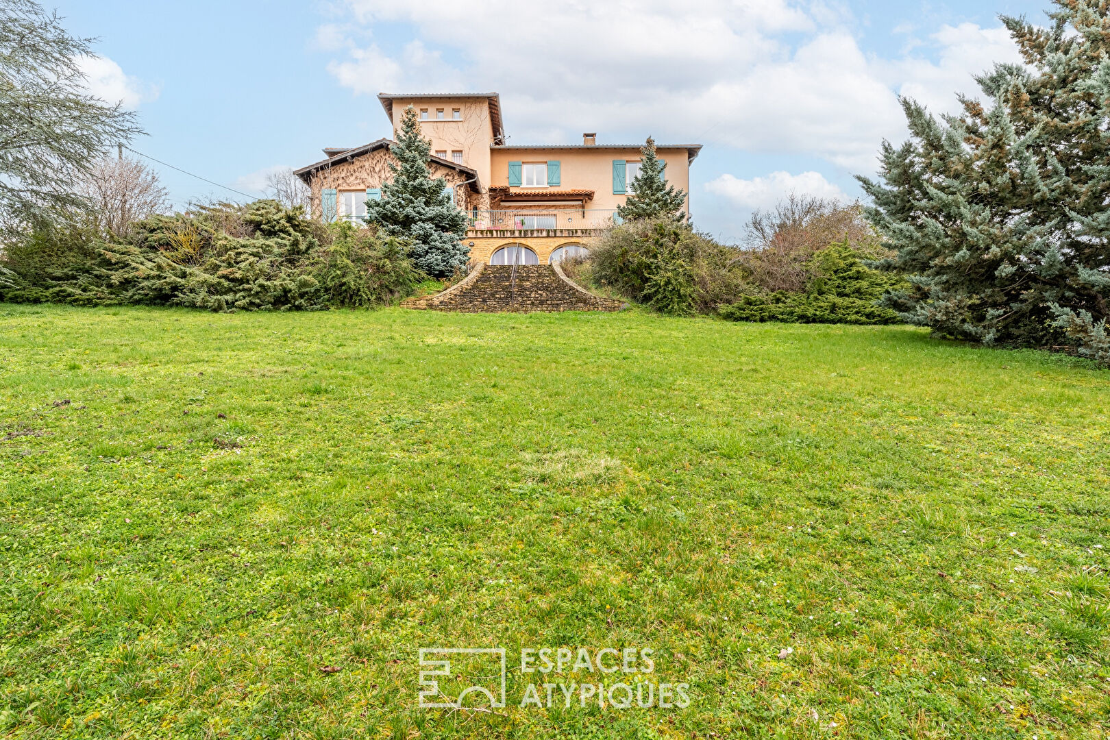 Villa avec gite à la vue exceptionnelle sur les Monts du Beaujolais