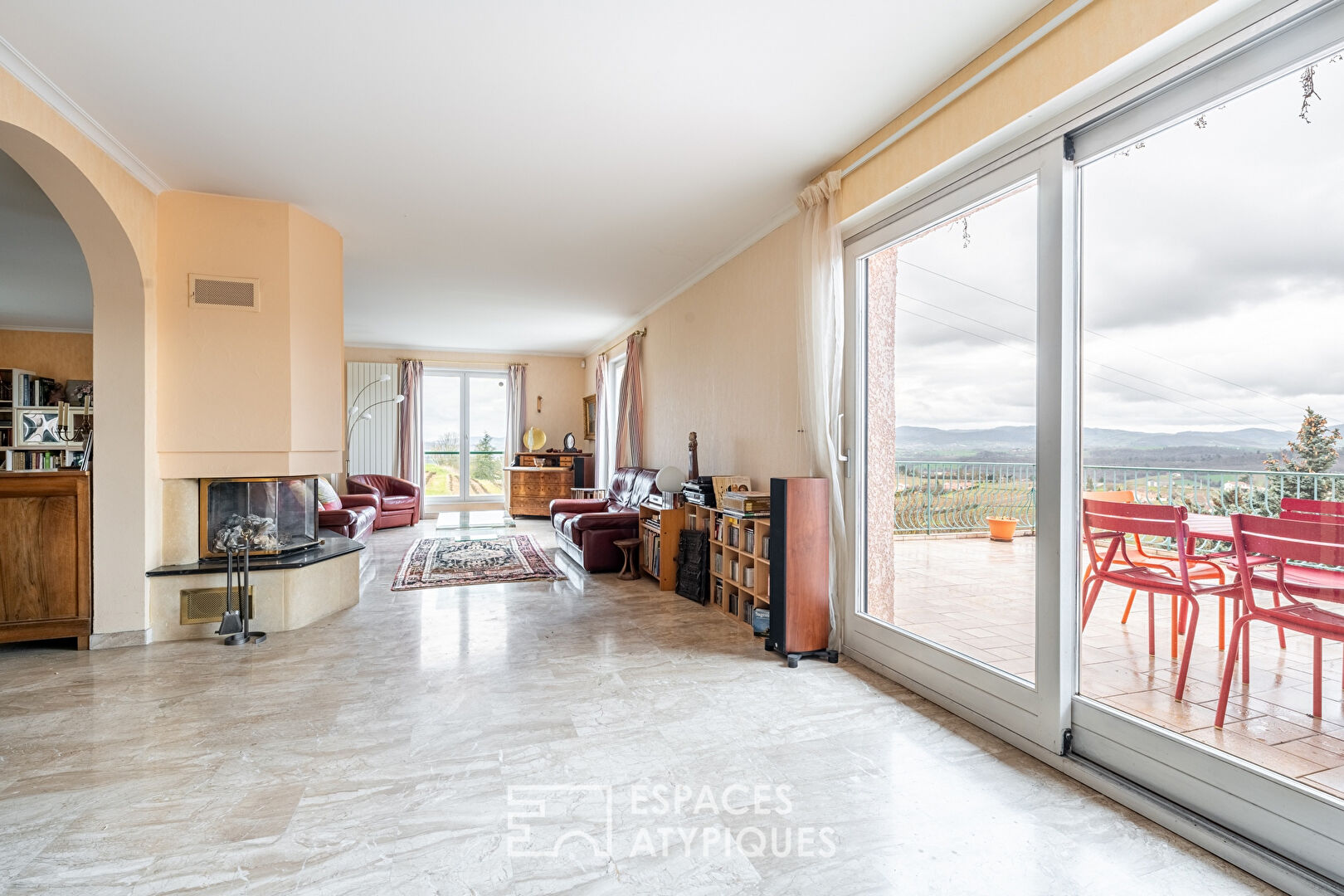 Villa avec gite à la vue exceptionnelle sur les Monts du Beaujolais