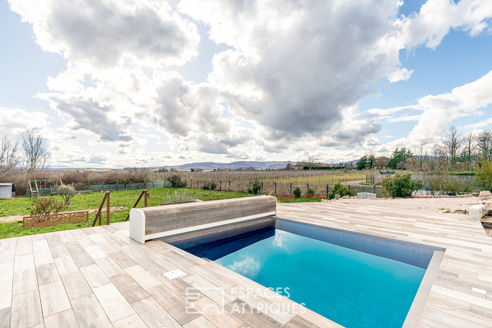 Magnificent Beaujolaise villa with view and swimming pool.