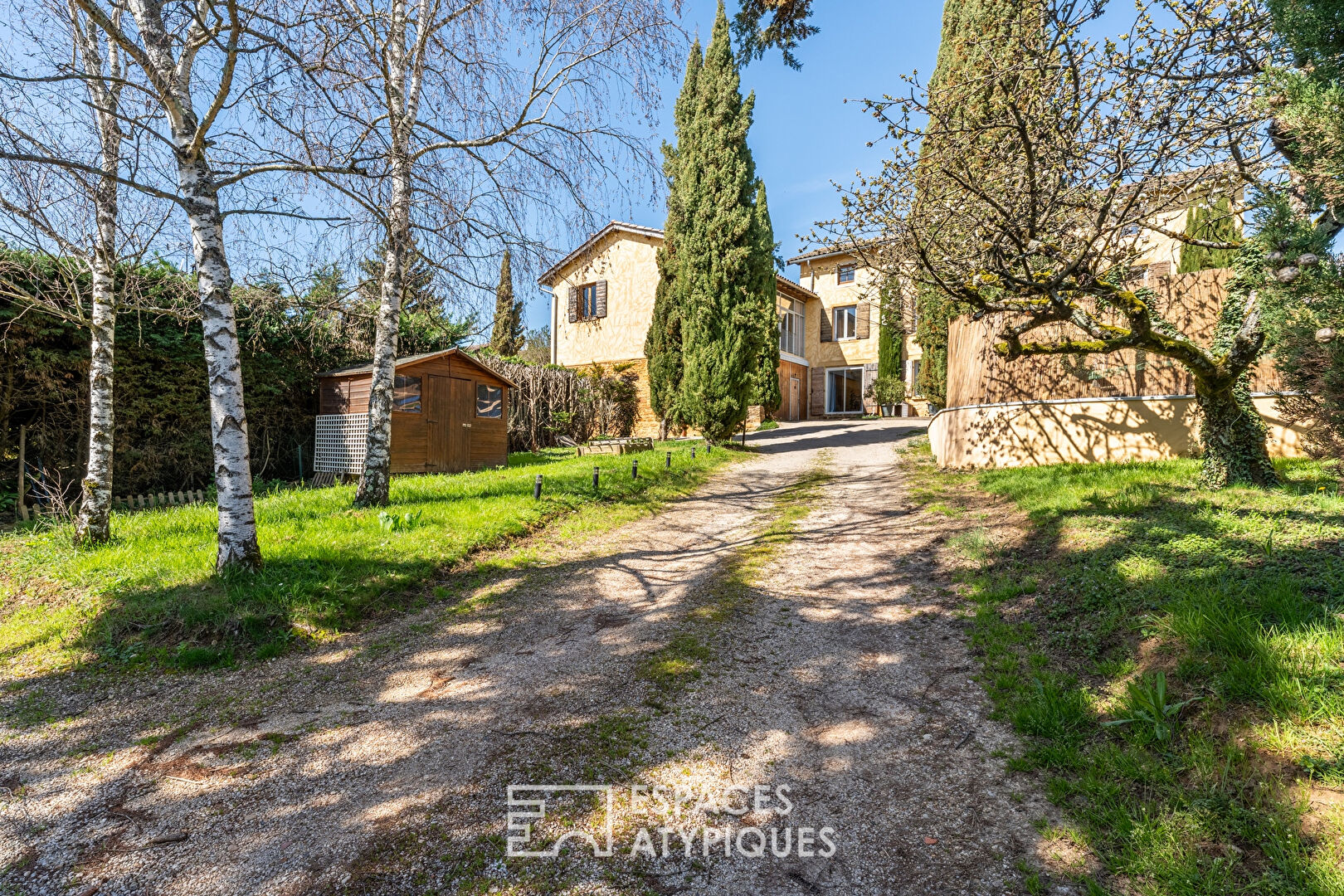 Charming rehabilitated farmhouse and its outbuilding