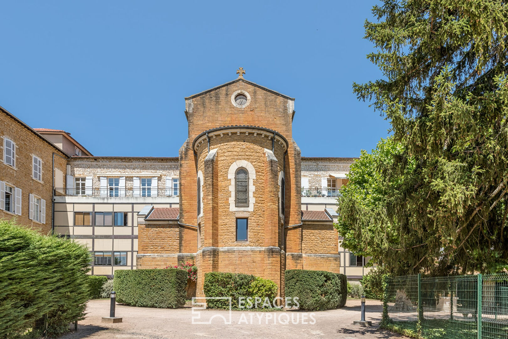 Appartement dans une ancienne chapelle désacralisée