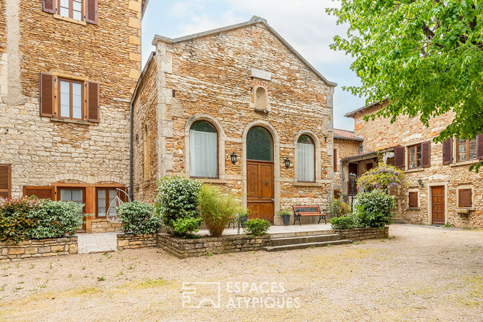 Chapelle au sein d’une belle copropriété avec piscine et tennis