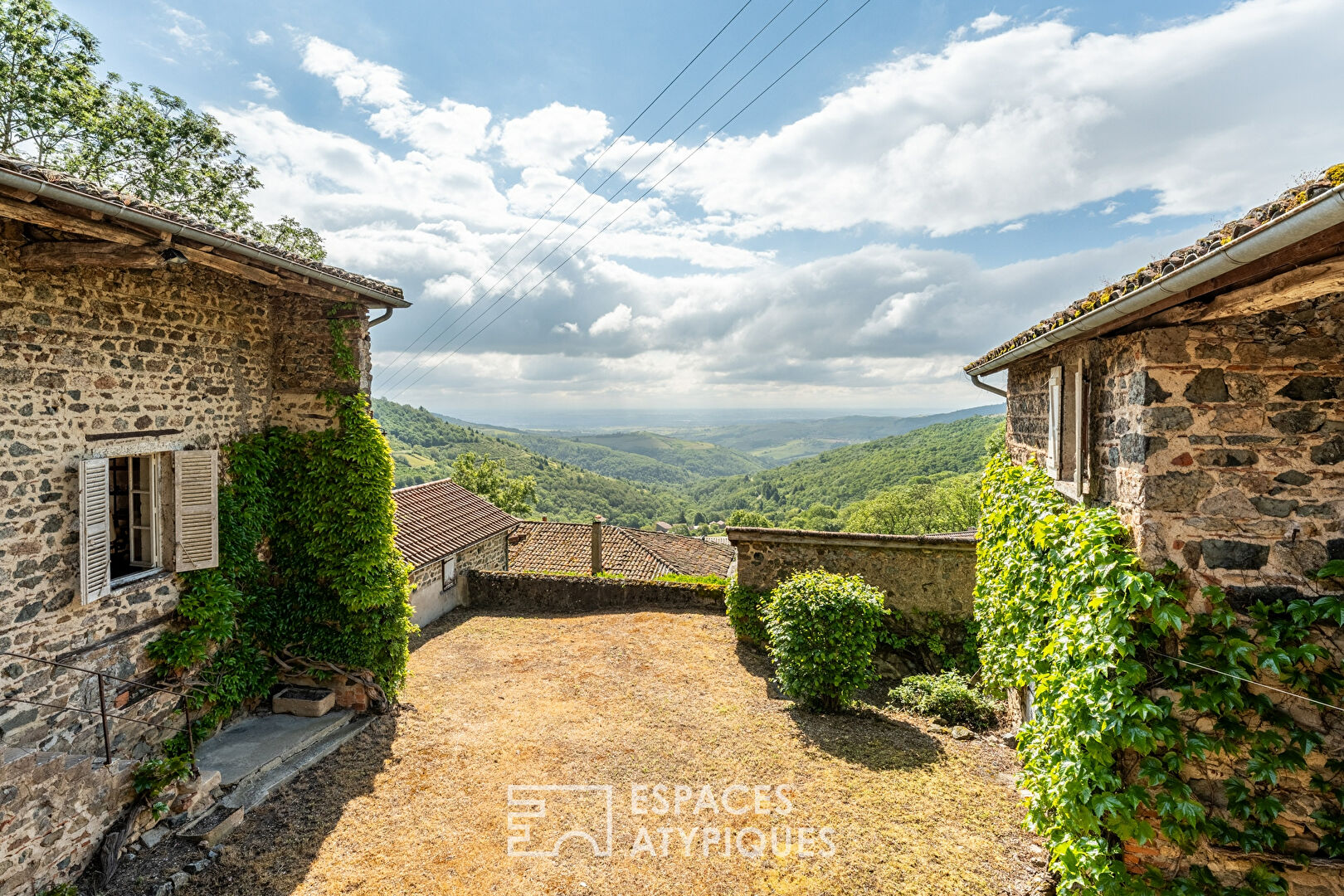 Character building to renovate with breathtaking views of green Beaujolais