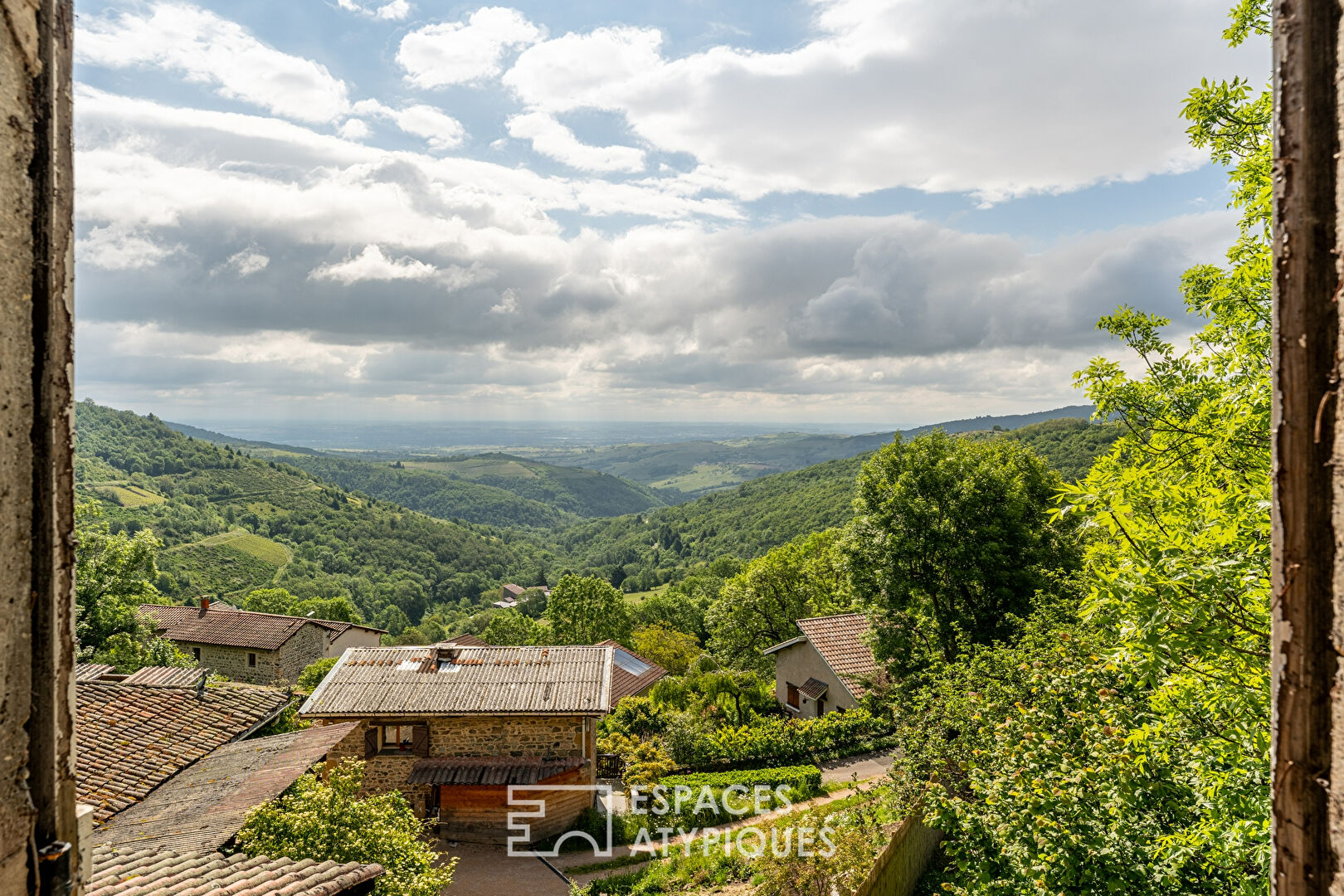 Character building to renovate with breathtaking views of green Beaujolais