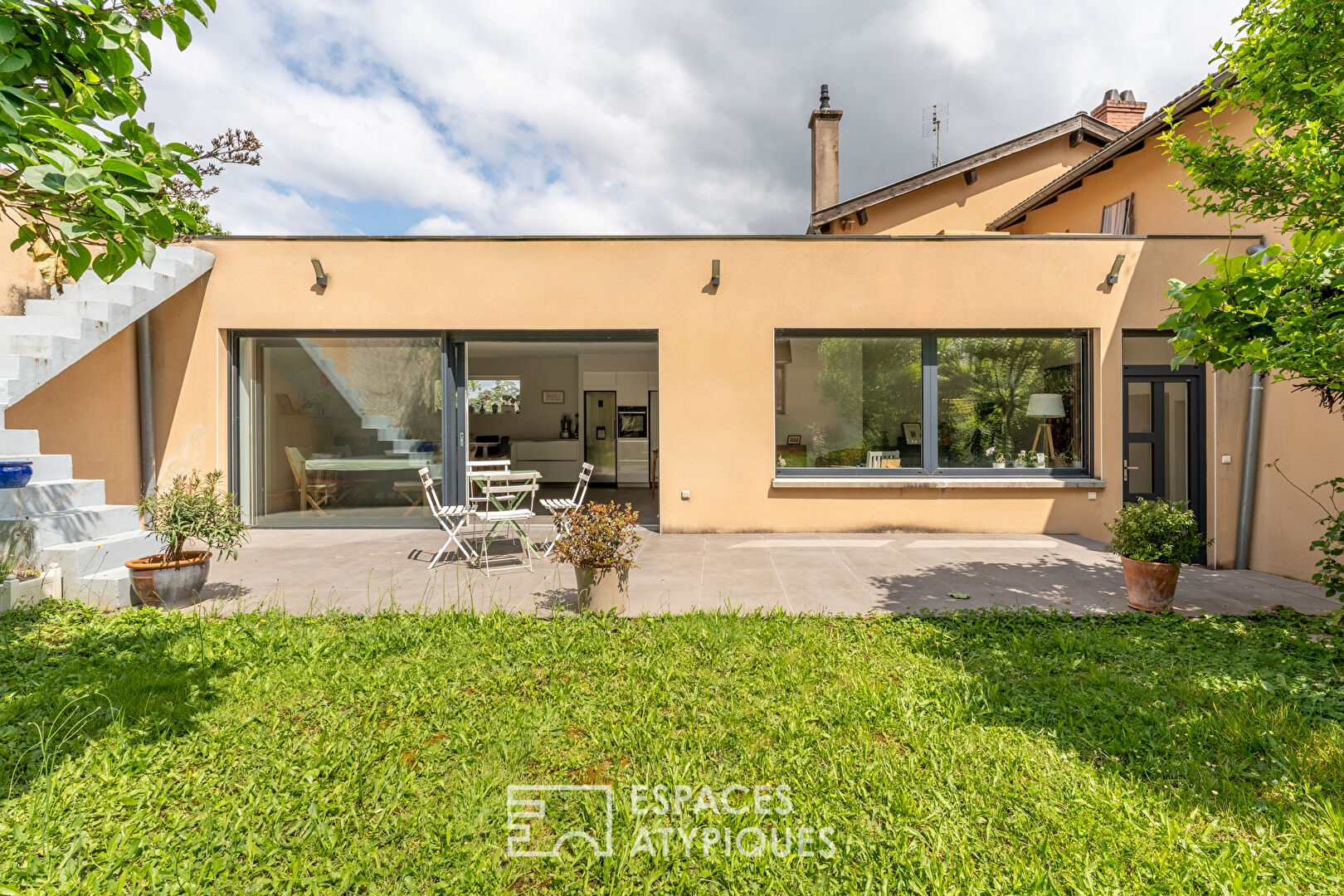 Family home, its apartment and its outbuildings.