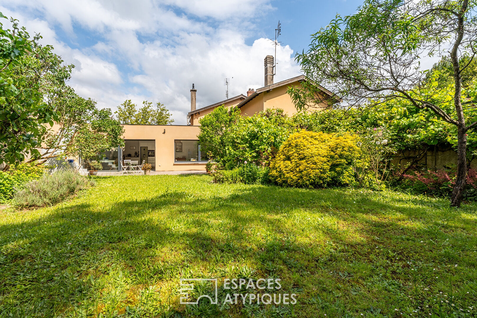 Family home, its apartment and its outbuildings.