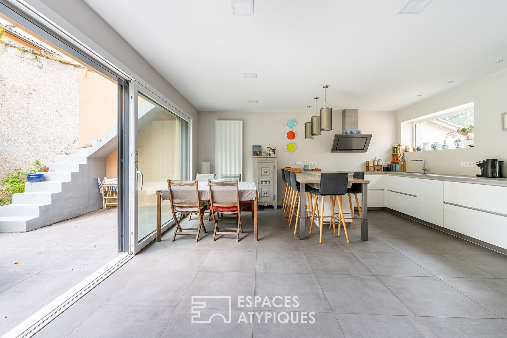 Family home, its apartment and its outbuildings.