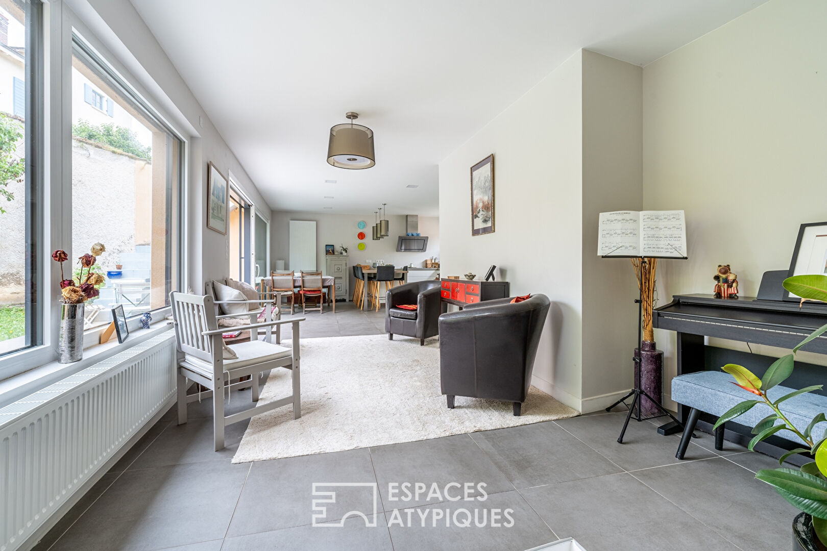 Family home, its apartment and its outbuildings.