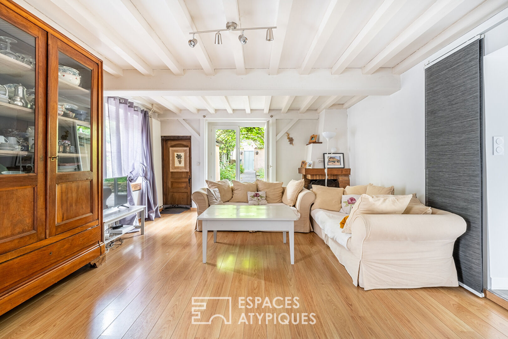 Family home, its apartment and its outbuildings.