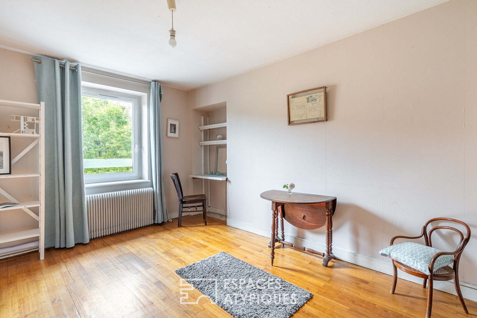 Family home, its apartment and its outbuildings.
