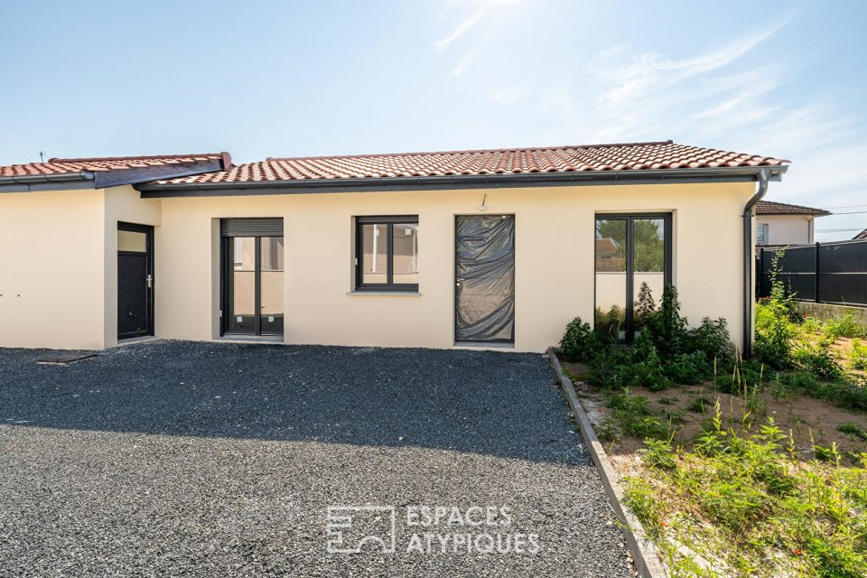 Maison neuve de plain-pied avec jardin