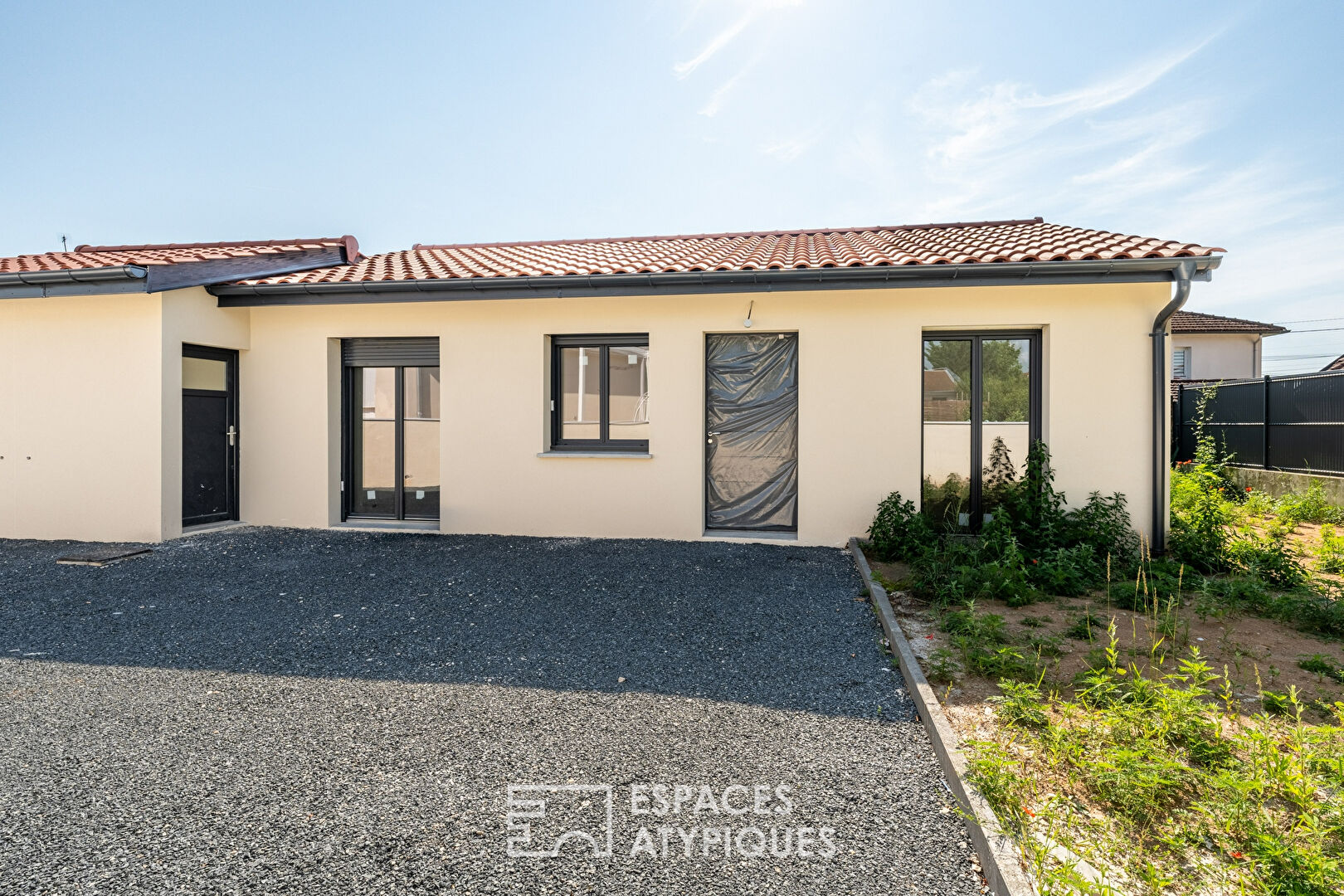 Maison neuve de plain-pied avec jardin