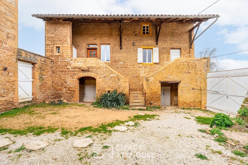 Maison en pierres dorées avec ses dépendances