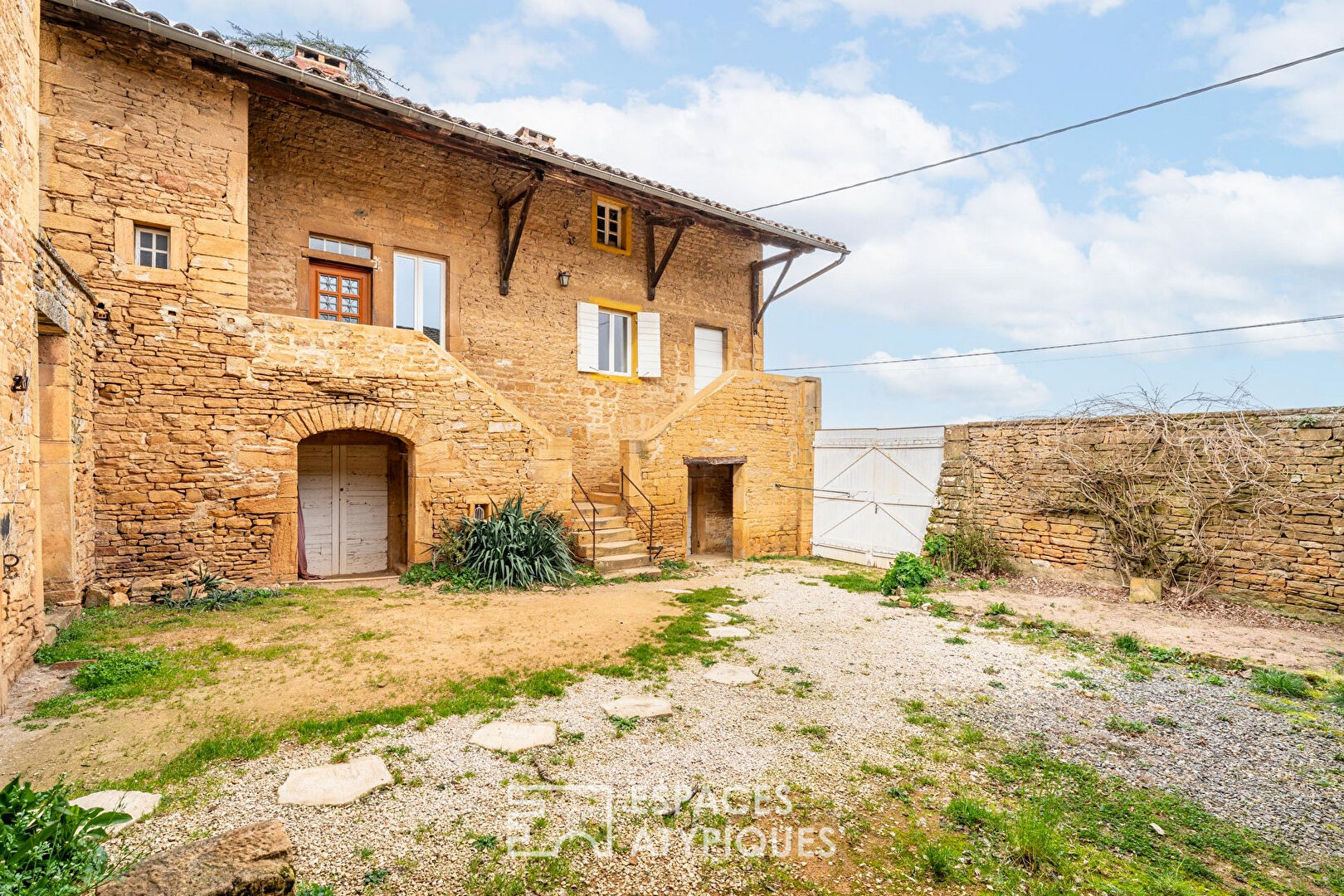 Maison en pierres dorées avec ses dépendances
