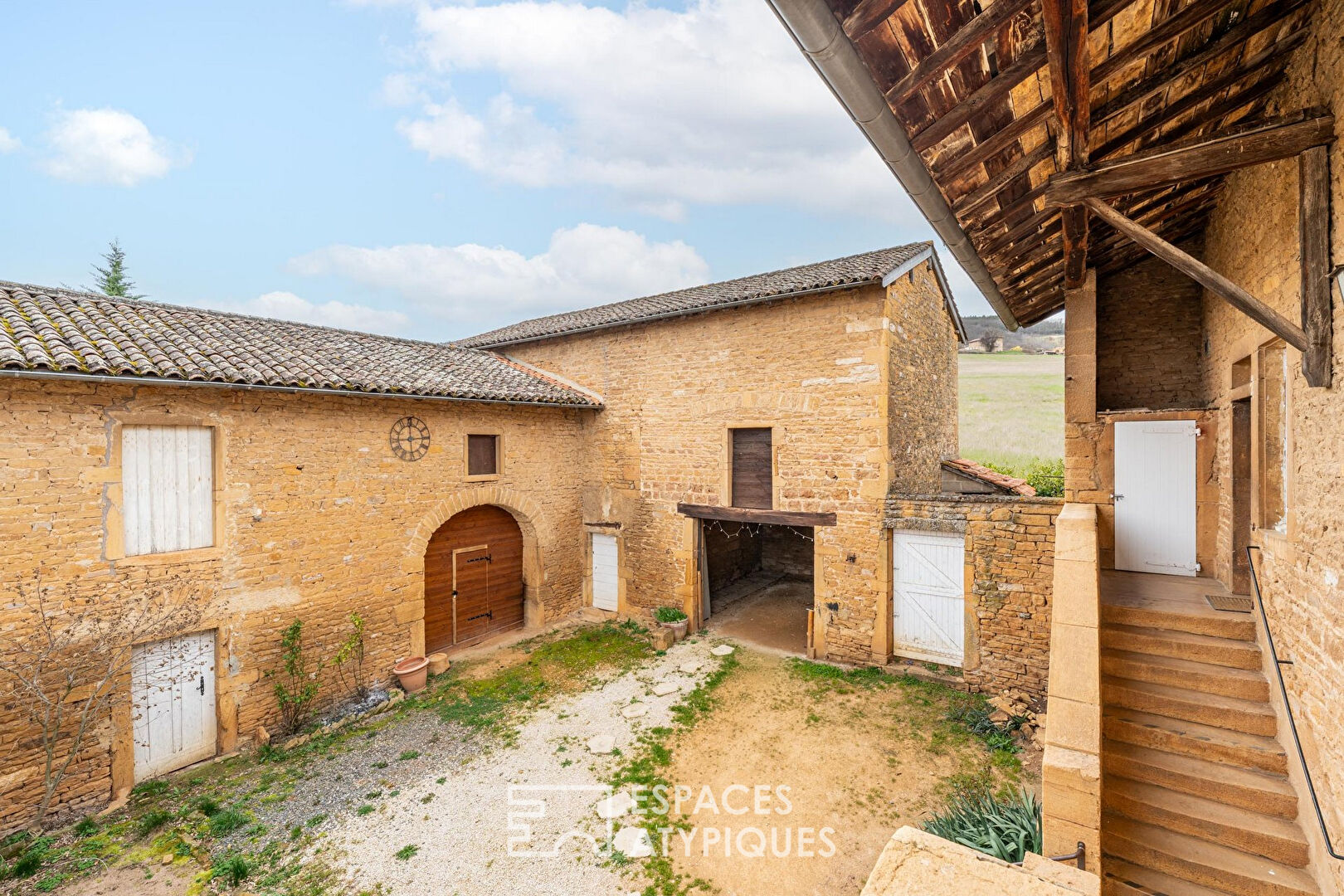Maison en pierres dorées avec ses dépendances