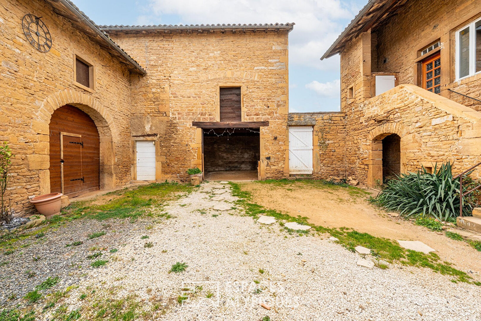 Maison en pierres dorées avec ses dépendances