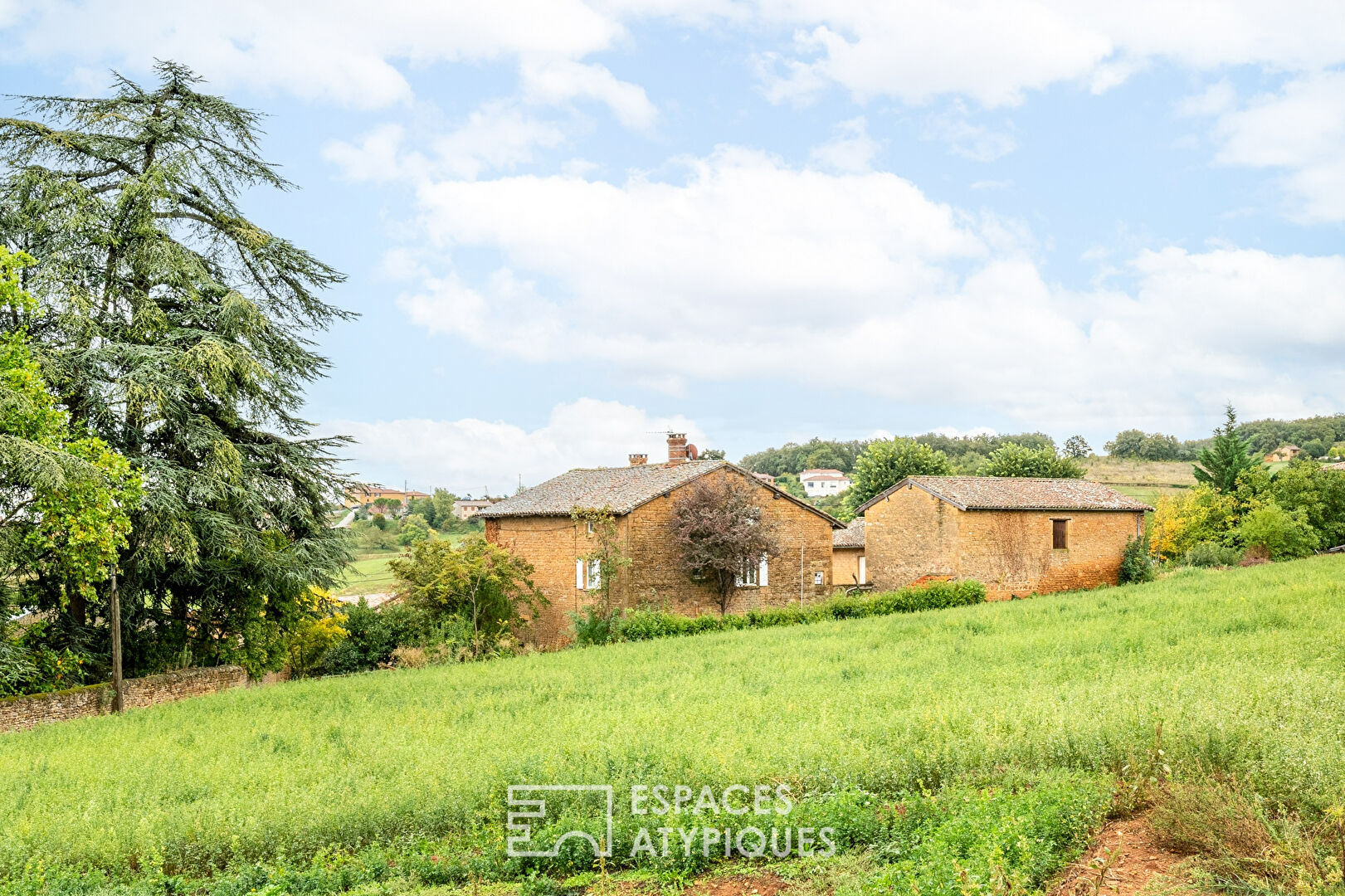 Maison en pierres dorées avec ses dépendances
