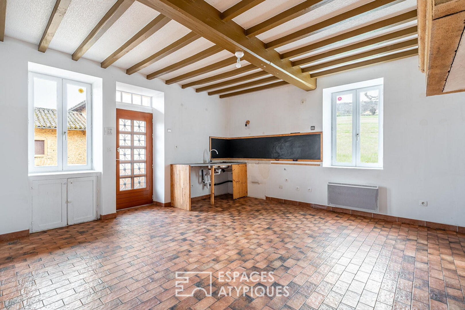 Maison en pierres dorées avec ses dépendances