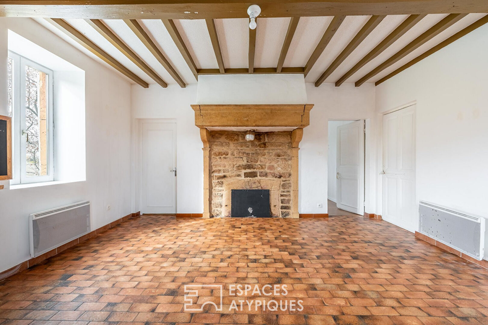 Maison en pierres dorées avec ses dépendances