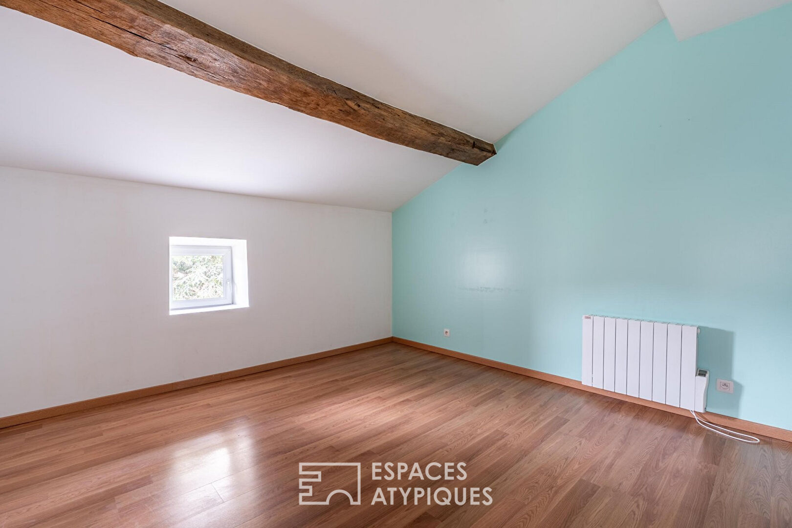 Maison en pierres dorées avec ses dépendances