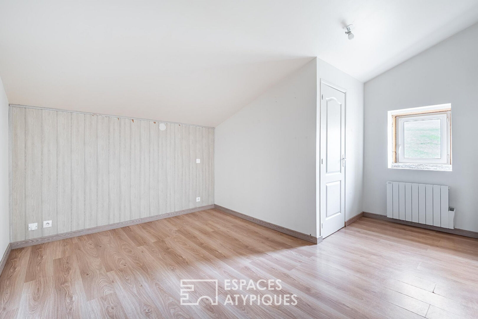 Maison en pierres dorées avec ses dépendances