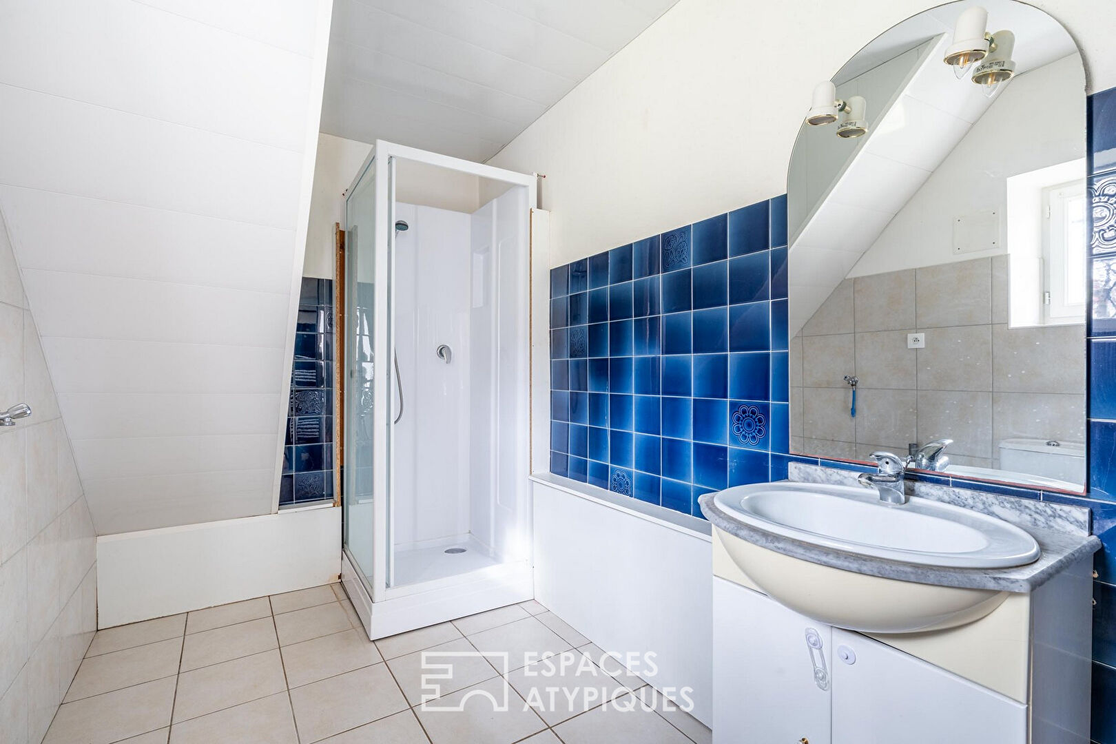 Maison en pierres dorées avec ses dépendances