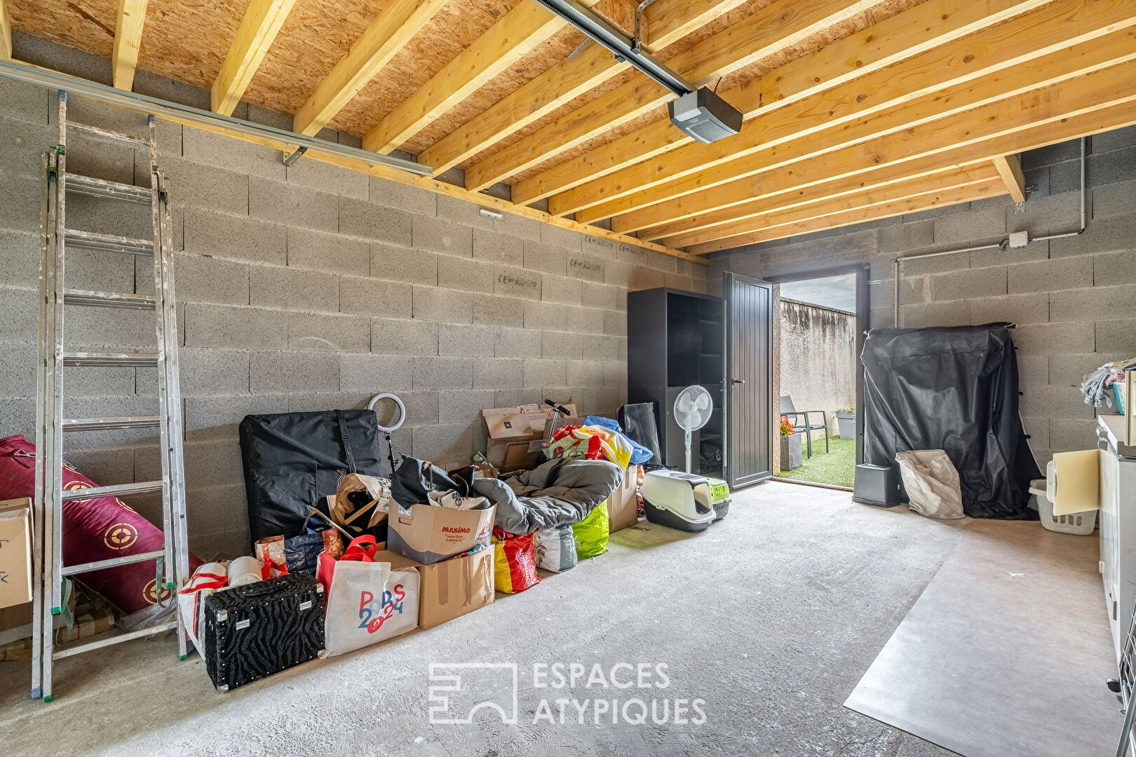 House with garden and garage