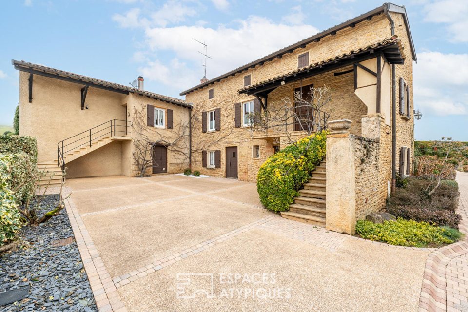 Maison en pierres dorées avec piscine