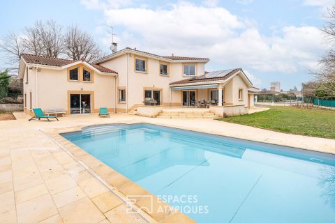 Contemporary villa with wooded park in the heart of Belleville-en-Beaujolais