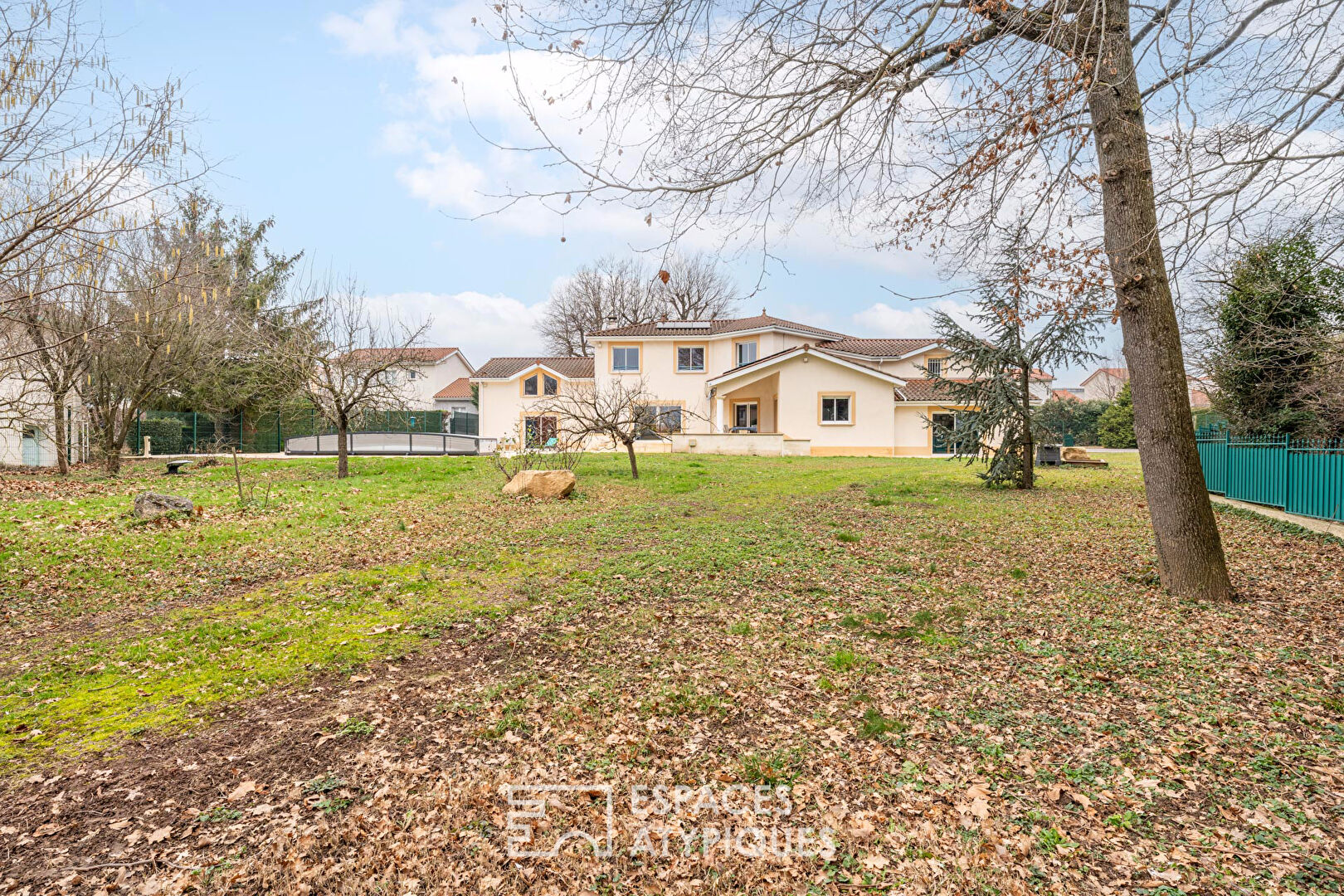 Contemporary villa with wooded park in the heart of Belleville-en-Beaujolais