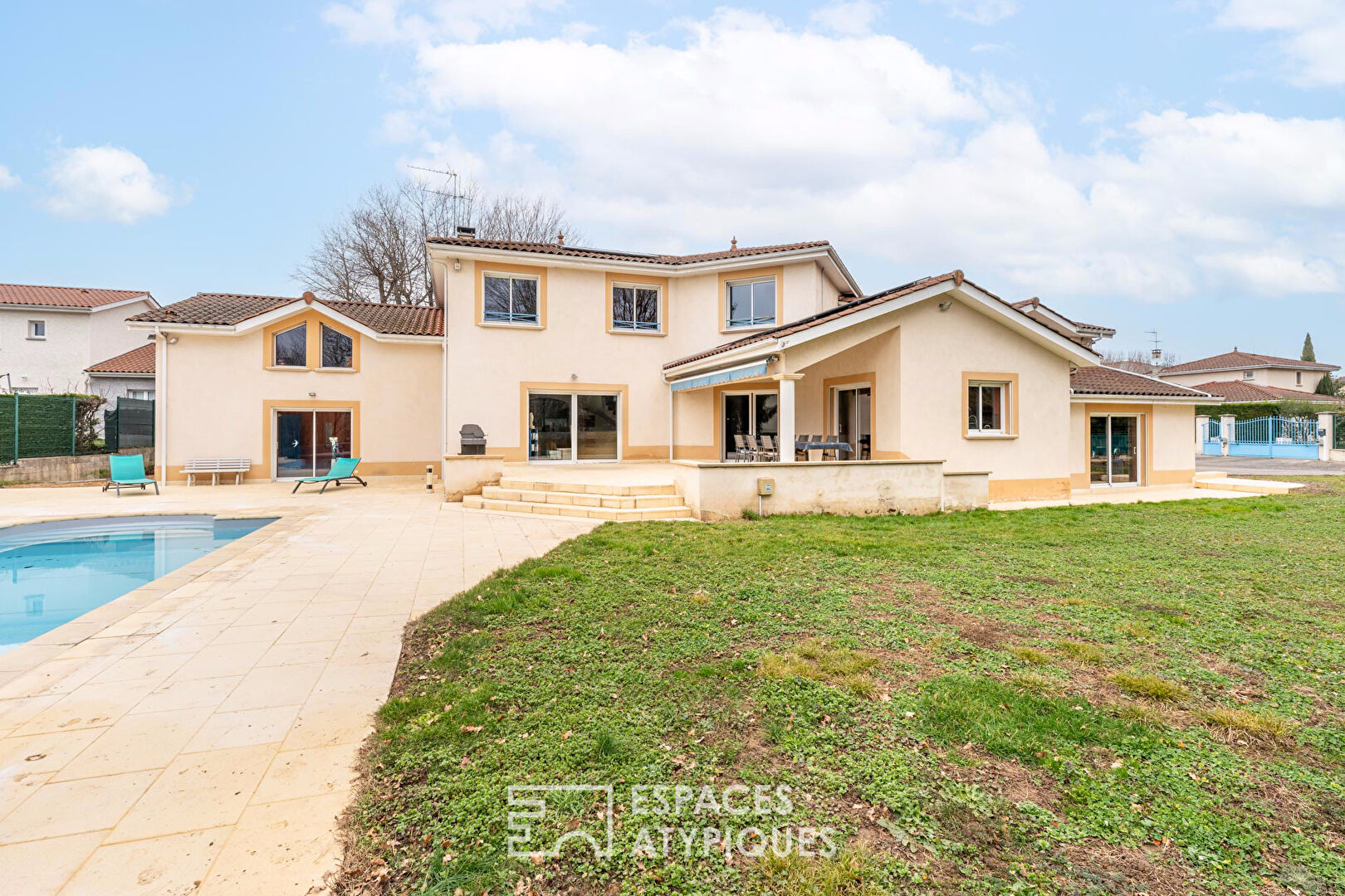 Contemporary villa with wooded park in the heart of Belleville-en-Beaujolais
