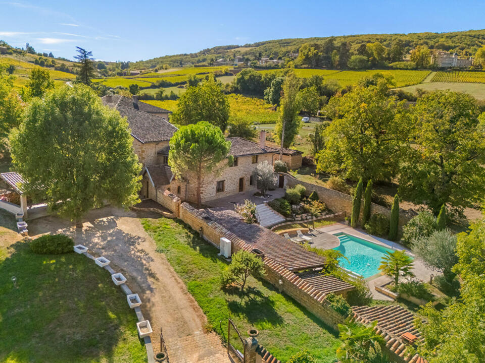 Bâtisse en pierres dorées rénovée avec piscine au milieu des vignes