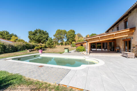 Renovated farmhouse with pool and 7,000 m² plot