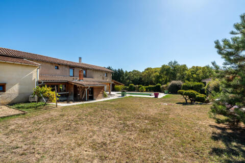 Renovated farmhouse with pool and 7,000 m² plot