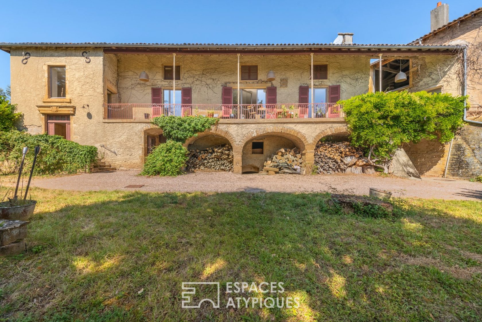 Maison en pierres dorées rénovée par un architecte